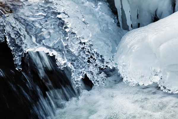 Vue Eau Courante Petit Ruisseau Montagne Glace Sur Les Rochers — Photo