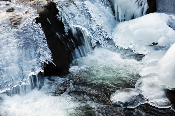 Vista Pequena Cachoeira Gelada Pequeno Riacho Montanha Com Água Movimento — Fotografia de Stock