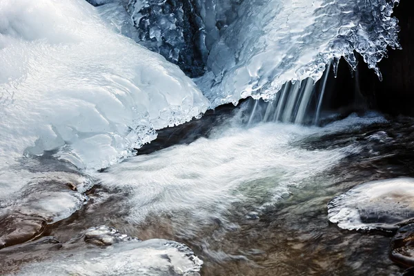 河岸水面上结冰的景观 — 图库照片