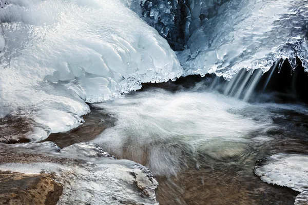 Paysage Hivernal Avec Glaçons Neige Sur Petit Ruisseau Montagne — Photo