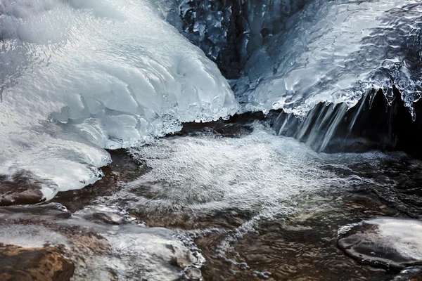 Paisagem Inverno Pequeno Riacho Montanha Capturado Com Borrão Movimento — Fotografia de Stock