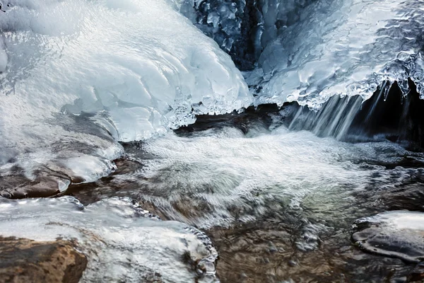 Paisagem Inverno Pequeno Riacho Montanha Capturado Com Borrão Movimento — Fotografia de Stock