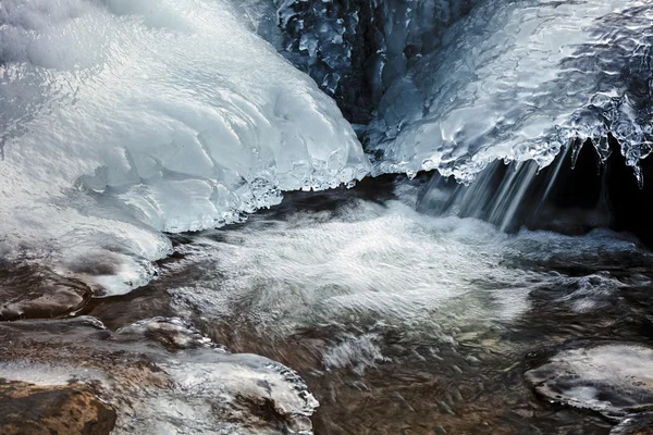 Paesaggio Con Ghiaccioli Sulla Riva Del Fiume — Foto Stock