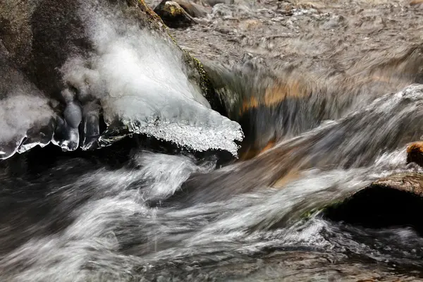 渓流の氷と凍る岩 冬の日 — ストック写真