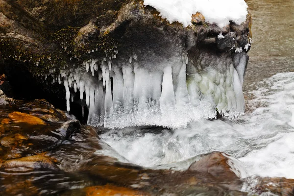 Gebirgsbach Mit Fließendem Wasser Und Eiszapfen Auf Dem Fels Serbien — Stockfoto