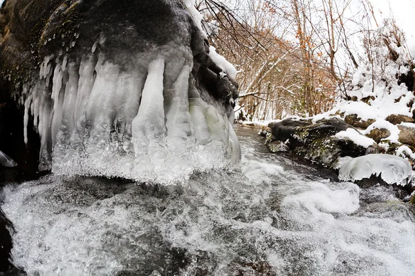 小河上结冰的水和冰柱 — 图库照片
