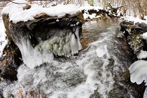 山溪中结冰的岩石 — 图库照片