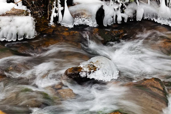 Rocha Congelada Meio Córrego Montanha Dia Inverno — Fotografia de Stock