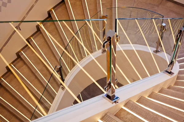 Современная Изогнутая Белая Мраморная Лестница Вид Сверху — стоковое фото