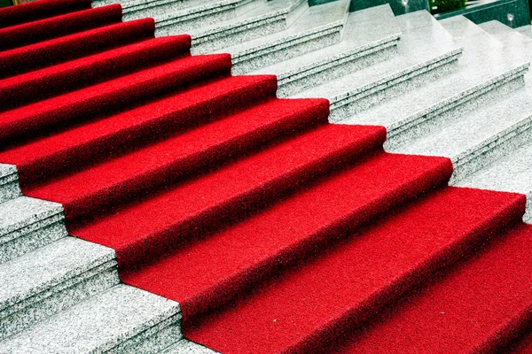 红地毯上大理石楼梯 — 图库照片