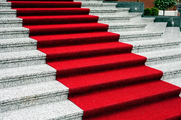 Alfombra Roja Que Sube Las Escaleras —  Fotos de Stock