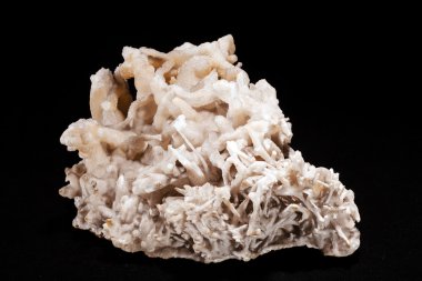  Siyah arkaplanda demir çiçeği aragonit minerali