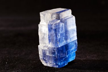 siyah arka plan üzerinde mineral halite