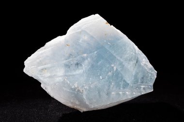 siyah zemin üzerine mavi mineral celestin