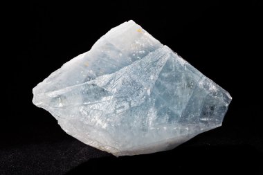 siyah zemin üzerine mavi mineral celestin