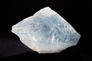 siyah zemin üzerine mavi mineral celestin