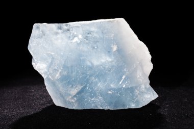 siyah zemin üzerine mavi mineral celestin