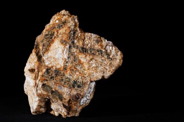 Siyah arkaplanda pegmatit, Moskovit ve biyotit granit.