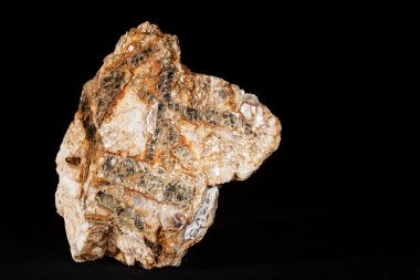 Siyah arkaplanda pegmatit, Moskovit ve biyotit granit.