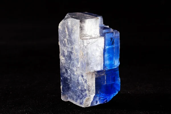 Halite Mineral Fundo Preto — Fotografia de Stock