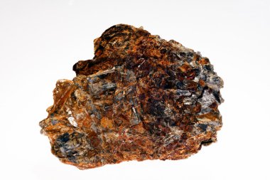 Kyanit mineral kyanit minerali ve beyaz arkaplanda yakut taşları var.