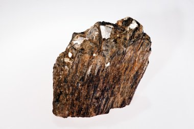 Beyaz arkaplanda mika olan bir mineral.