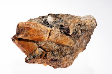 Beyaz arkaplanda pegmatit içeren mineral beril