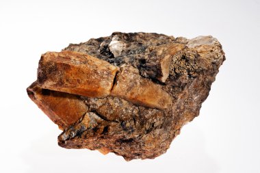 Beyaz arkaplanda pegmatit içeren mineral beril