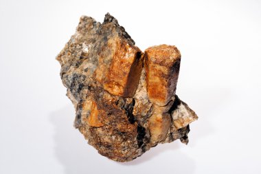 Beyaz arkaplanda pegmatit içeren mineral beril