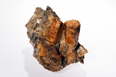 Beyaz arkaplanda pegmatit içeren mineral beril