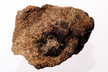 Beyaz arka plan üzerinde kahverengi mineral vesuvianite