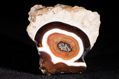 Siyah arkaplanda mineral değerli taş