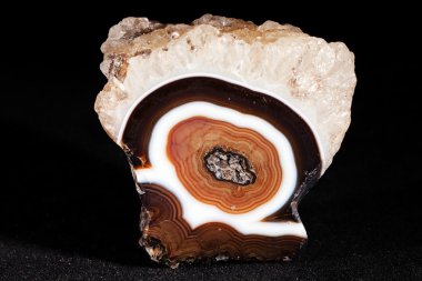 Siyah arkaplanda mineral değerli taş