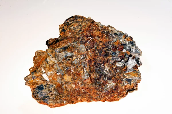 Kyanite Mineral Kyanite Mineral Com Granadas Fundo Branco — Fotografia de Stock