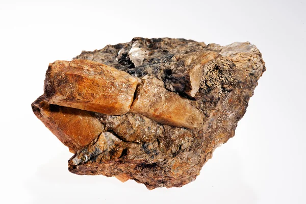 Mineral Beryl Pegmatiter Vit Bakgrund — Stockfoto