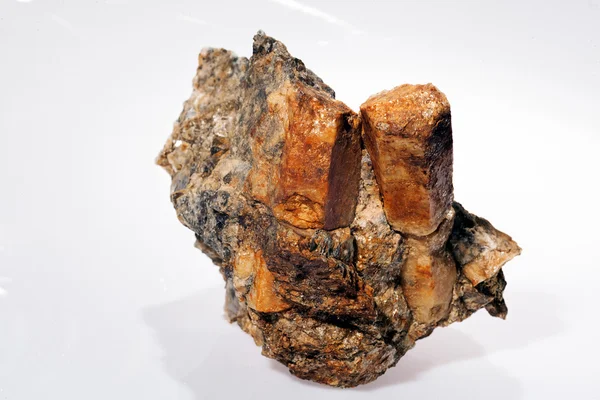 Mineral Beryl Pegmatiter Vit Bakgrund — Stockfoto