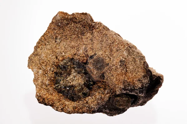 Beyaz Arka Plan Üzerinde Kahverengi Mineral Vesuvianite — Stok fotoğraf