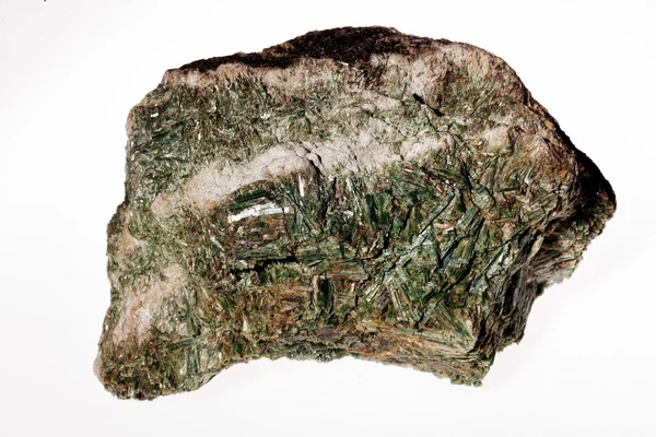 Grünes Tremolith Auf Weißem Hintergrund — Stockfoto