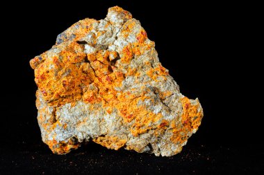 sülfür mineral realgar siyah arka plan üzerine