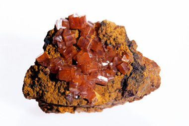 Beyaz arka planda wulfenit doğal mineral