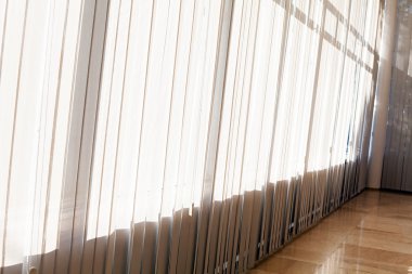 Beyaz çizgili perdeler iç, not alan sığ derinliği