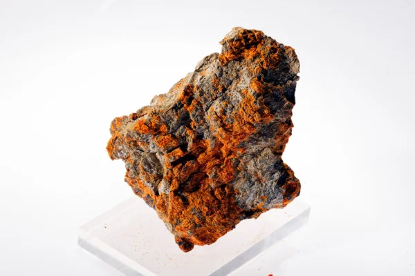 Solfuro Minerale Realgar Sullo Sfondo Bianco — Foto Stock