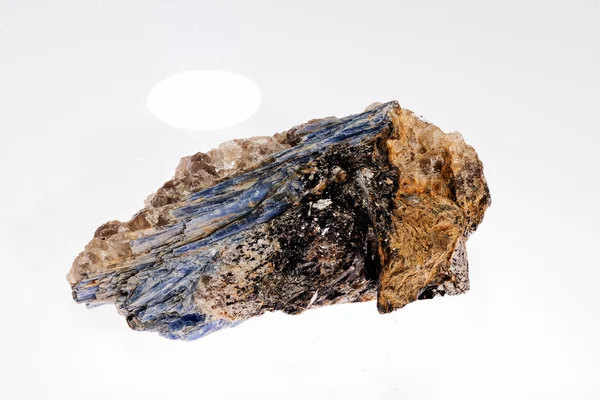 Kyanit Mineral Med Granater Den Vita Bakgrunden — Stockfoto