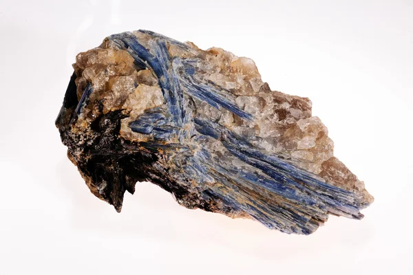 Mineral Cianita Con Granates Fondo Blanco — Foto de Stock