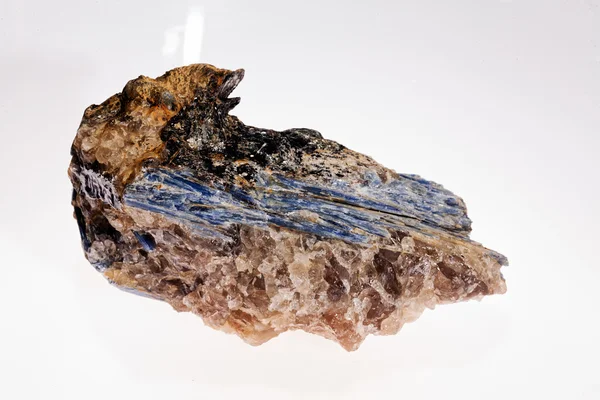 Kyanit Mineral Med Granater Den Vita Bakgrunden — Stockfoto