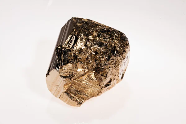 Beyaz arkaplandaki sülfür grubunun mineralleri.