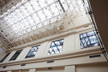 Metal çerçeveli ve camlı parlak iç tavanlar.