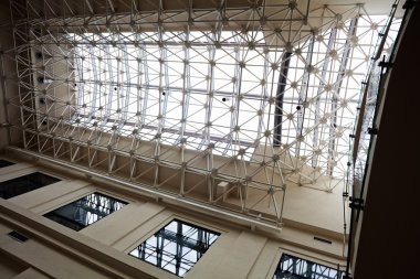 Metal çerçeveli ve camlı parlak iç tavanlar.