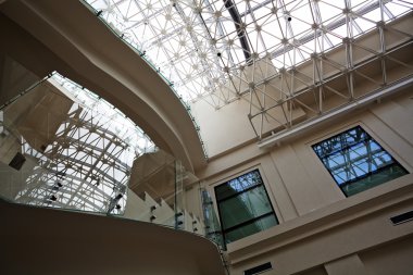 Alışveriş merkezinde alışılmadık iç mekan, alan derinliğine dikkat edin