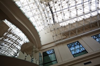 Alışveriş merkezinde alışılmadık iç mekan, alan derinliğine dikkat edin